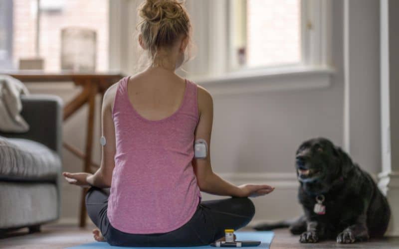 girl using closed loop insulin pump meditates